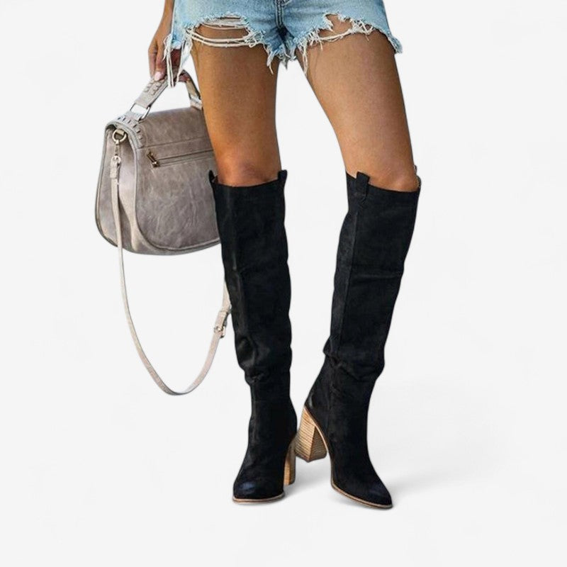 Camila – Knestøvler med Spiss Tå og Slip-On Design