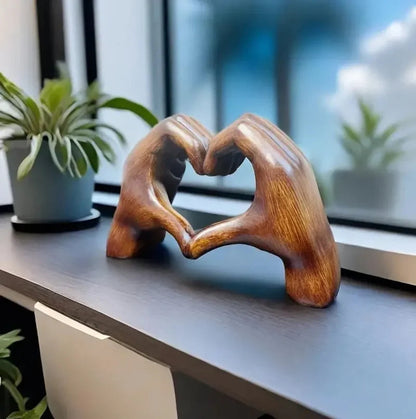 LoveNest - Håndlaget hjertefigur som symboliserer kjærlighet og hengivenhet