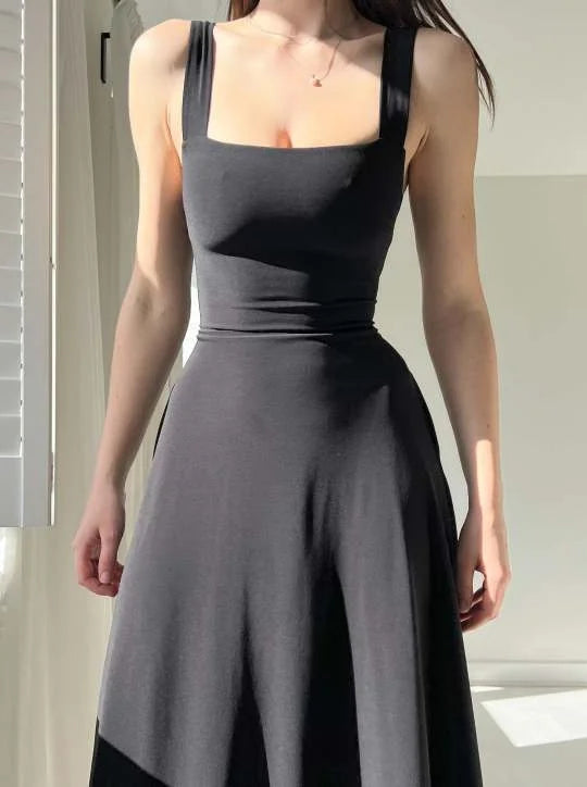 Evelyn - Elegant kjole med brede stropper for enkel stil og komfort