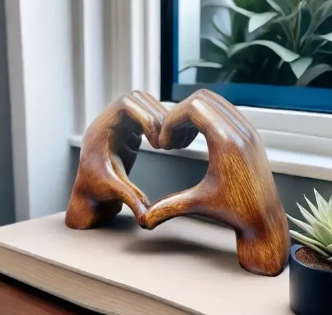LoveNest - Håndlaget hjertefigur som symboliserer kjærlighet og hengivenhet