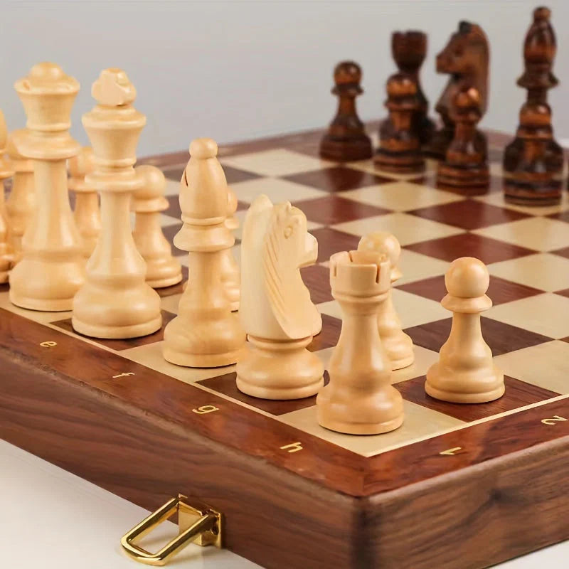 ChessMaster – Elegant klassisk sjakksett med intrikat detaljerte brikker