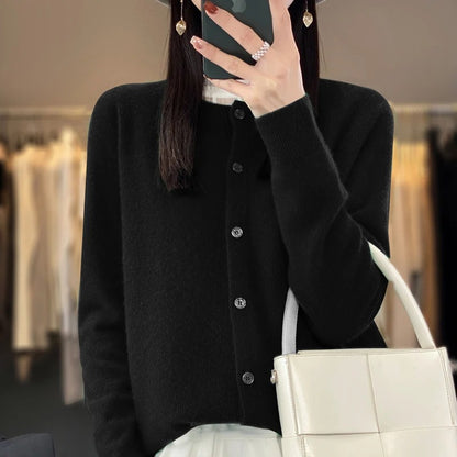 Nora - Klassisk passform cardigan med knappelukking og lange ermer