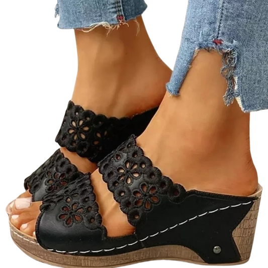 Selena - Trendy kilehælsandal med åpen tå og blomsterdetaljer