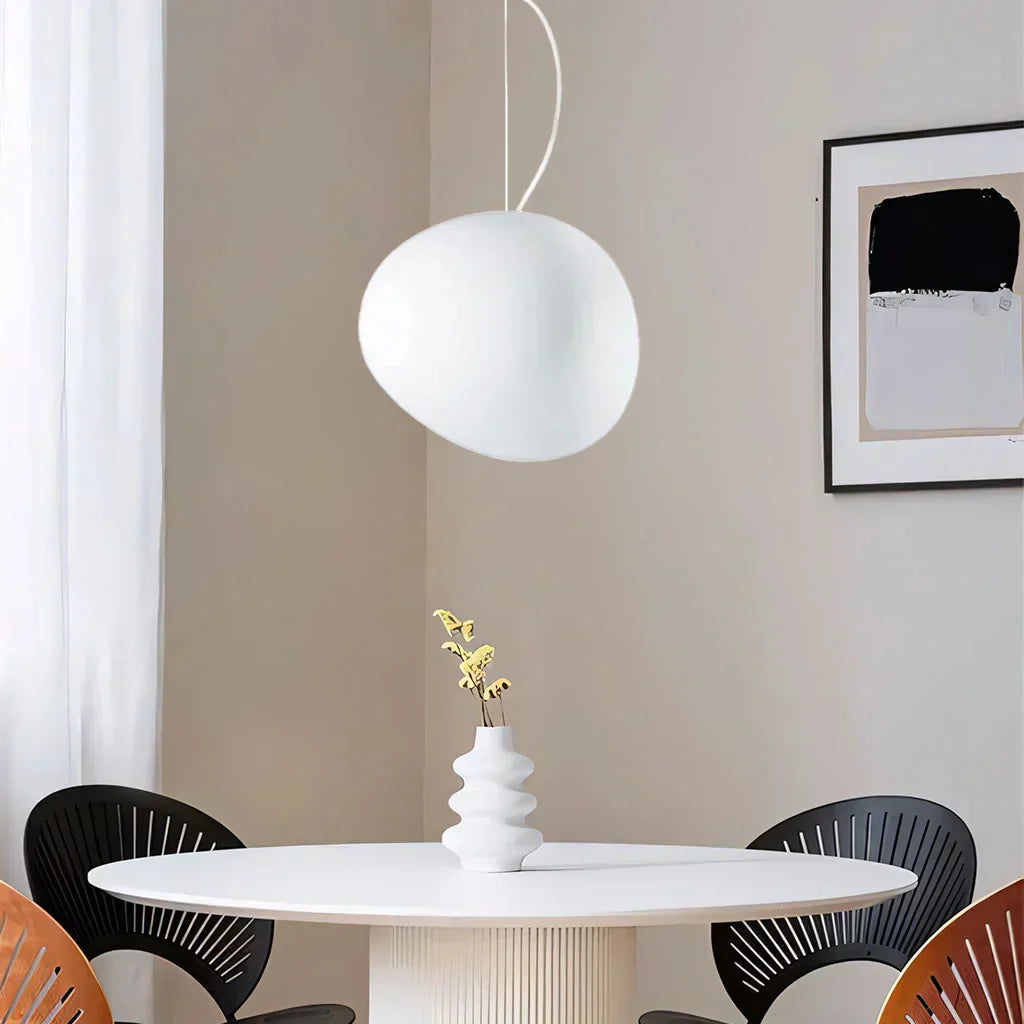 PebbleGlow - Moderne, hvit pendel med småstein for stilfulle rom