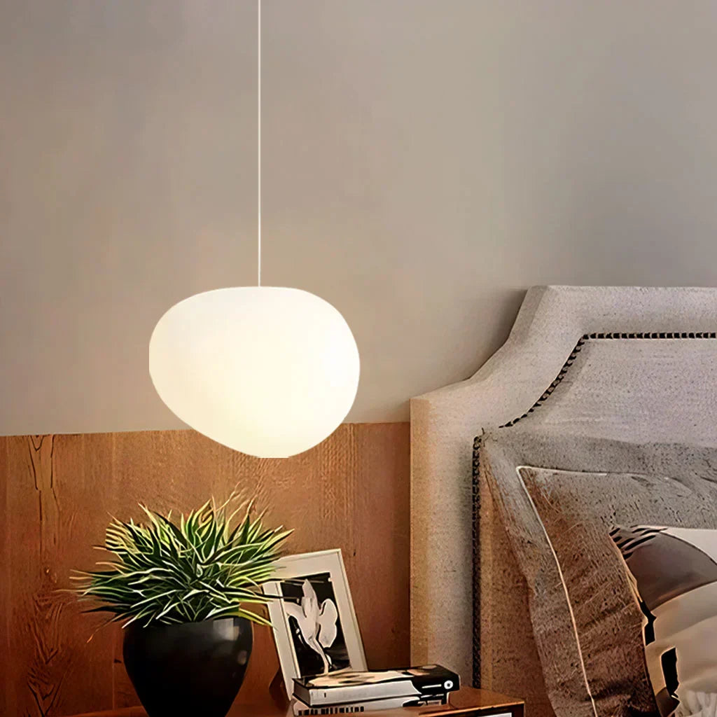 PebbleGlow - Moderne, hvit pendel med småstein for stilfulle rom