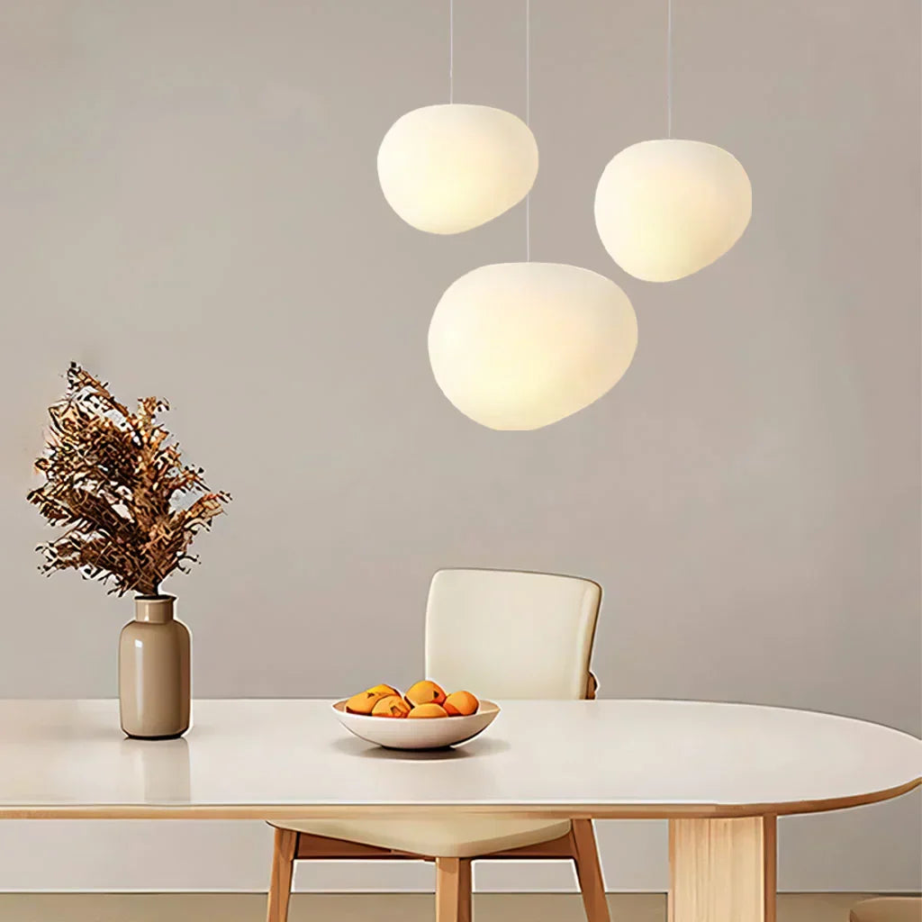 PebbleGlow - Moderne, hvit pendel med småstein for stilfulle rom