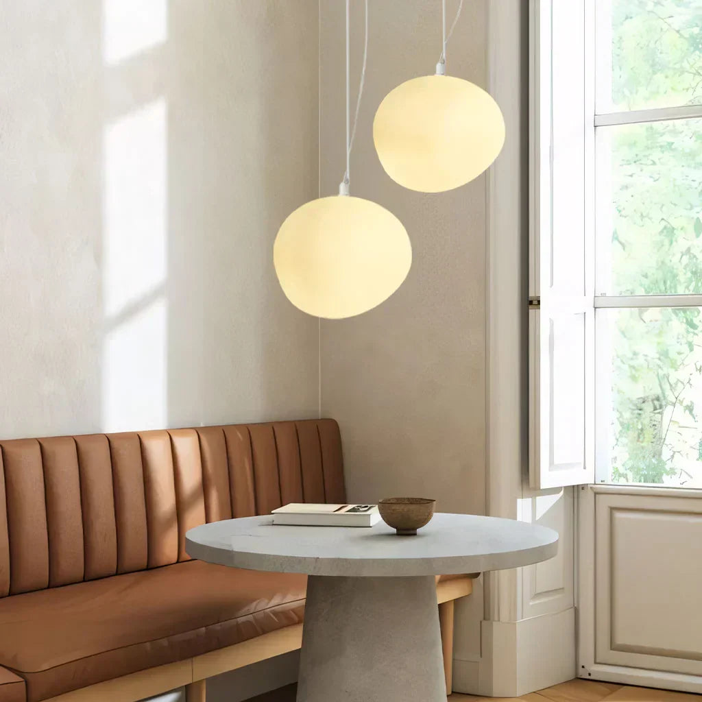 PebbleGlow - Moderne, hvit pendel med småstein for stilfulle rom