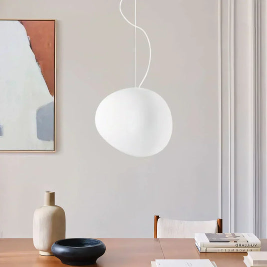 PebbleGlow - Moderne, hvit pendel med småstein for stilfulle rom
