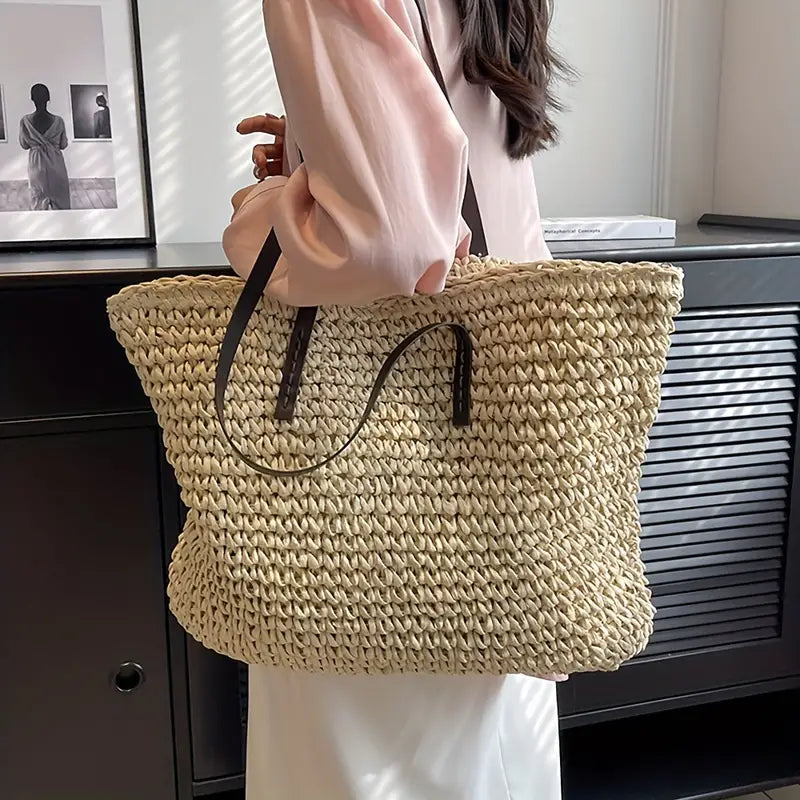 Tara - Romslig skulderveske med elegante stropper