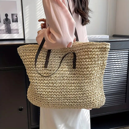 Tara - Romslig skulderveske med elegante stropper