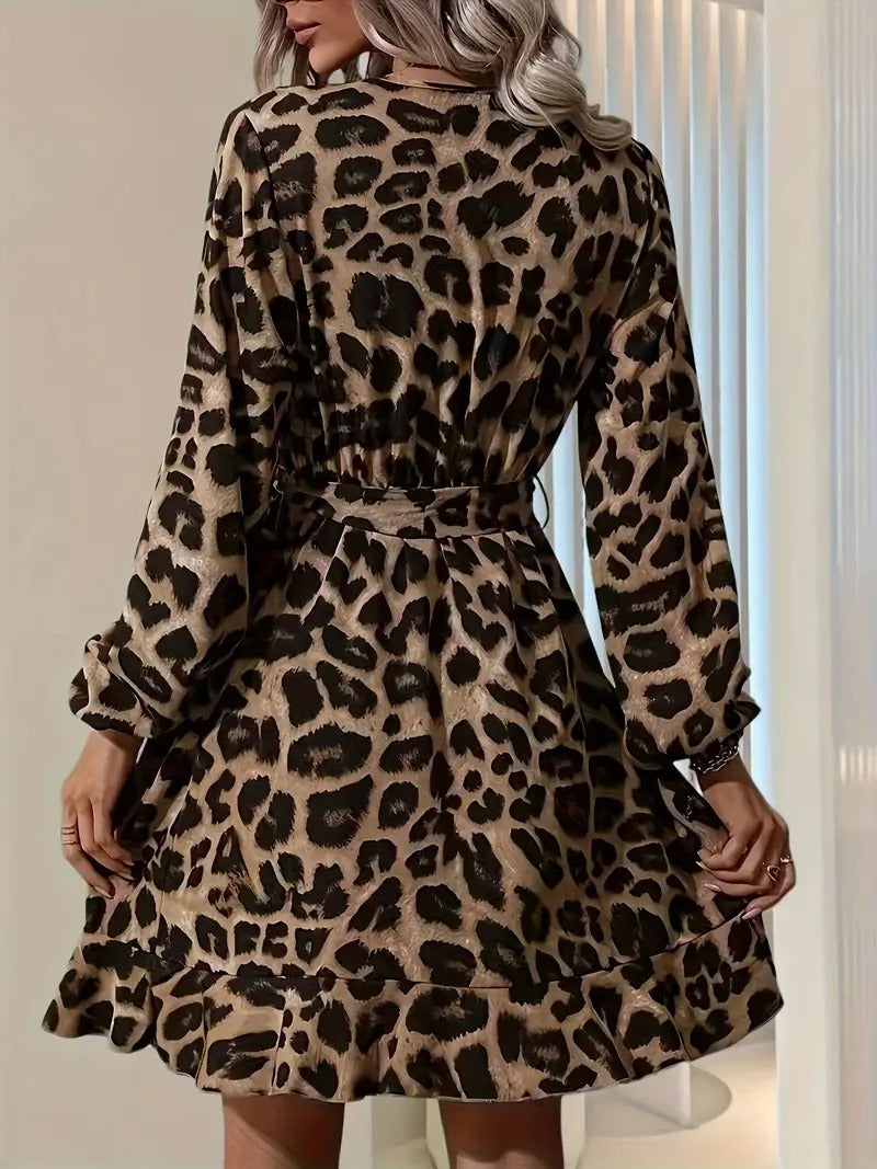 Isabella - Omslagskjole med leopardtrykk og volang kant