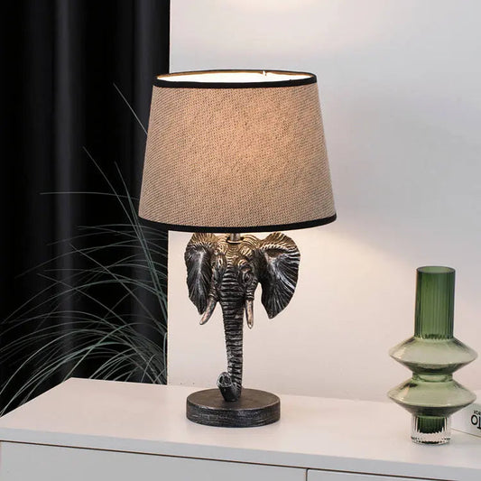 TrunkShine - Elefantskulpturlampe med rustikk burlapskjerm