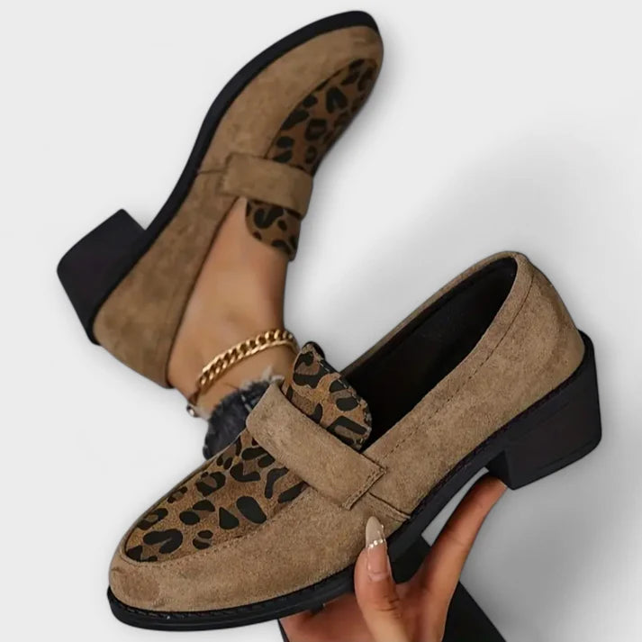 Lola - Loafers med leopardmønster med bred stropp og lav blokkhæl