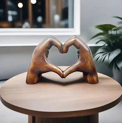 LoveNest - Håndlaget hjertefigur som symboliserer kjærlighet og hengivenhet