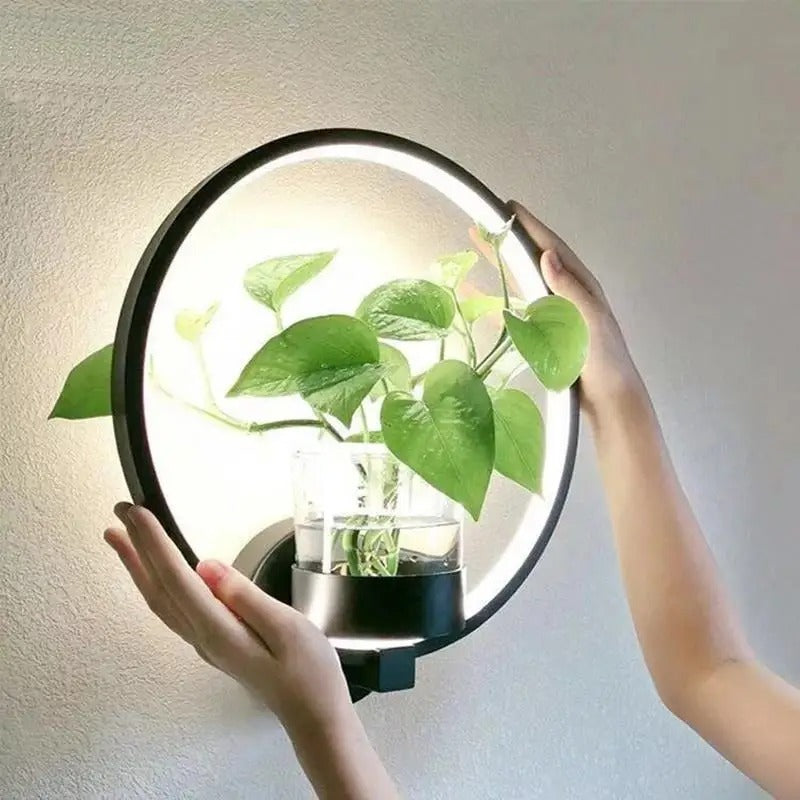 LuminaGreen - Elegant vegglampe med planteholder