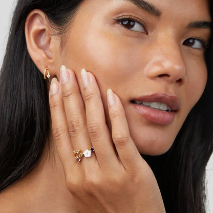 Aria - Sofistikert ring med zirkoniakrystaller og hvit skallemalje