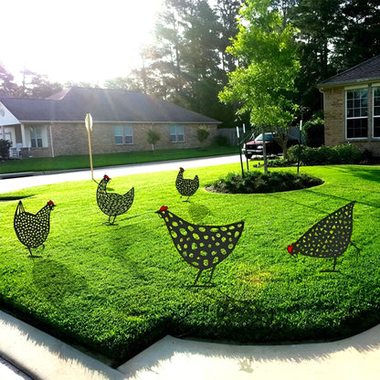 CharmingCluck - Lekende kyllingfamilie i akryl for levende hagesjarm