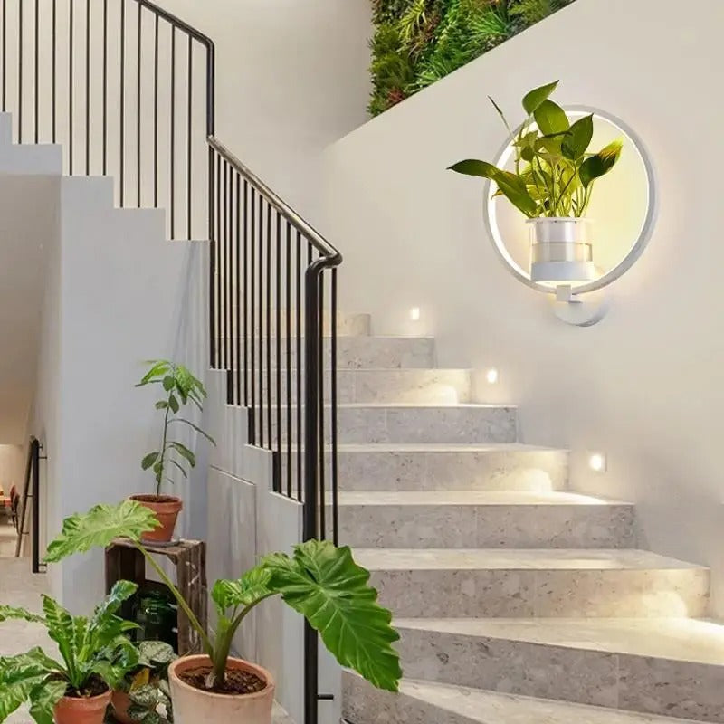 LuminaGreen - Elegant vegglampe med planteholder