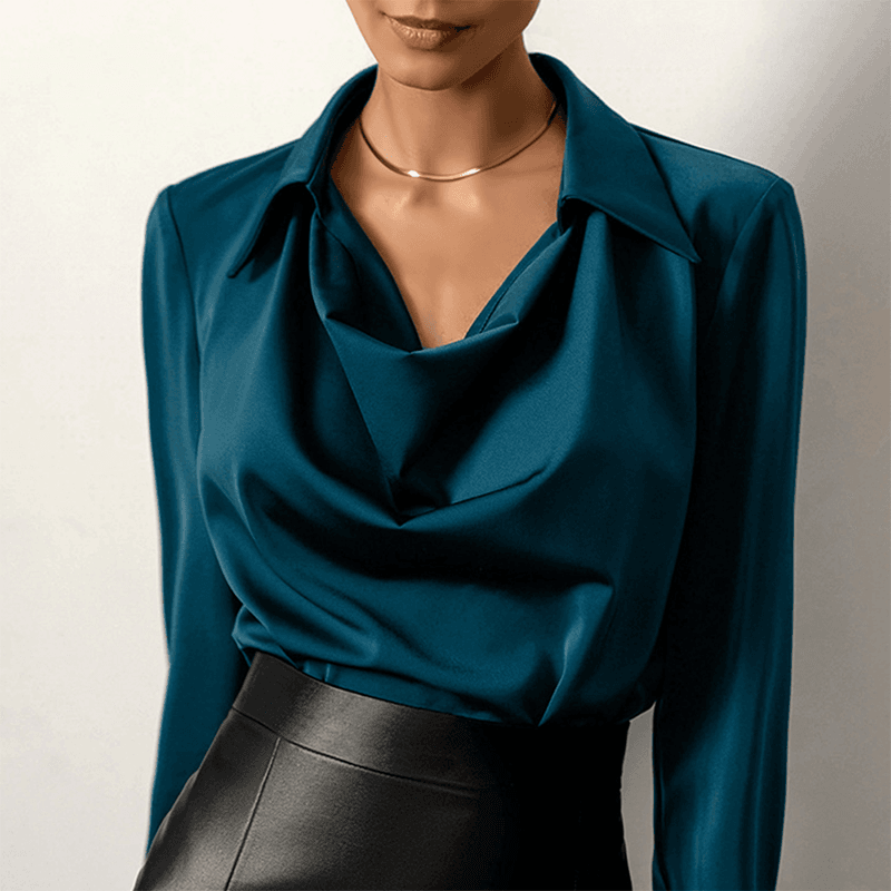 Sophia - Bluse med V-hals og satengfinish for elegante anledninger