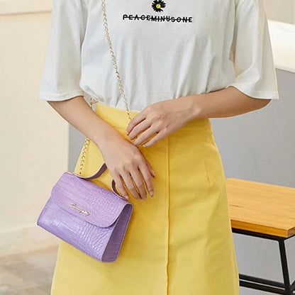 Sophie - stilig crossbody-veske med gullkjederem og stilfull klaff foran