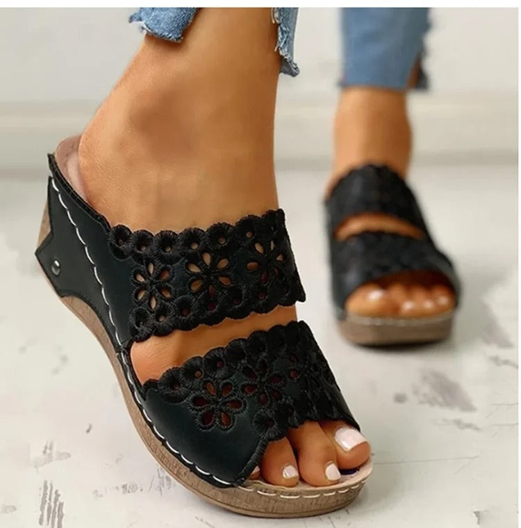 Selena - Trendy kilehælsandal med åpen tå og blomsterdetaljer