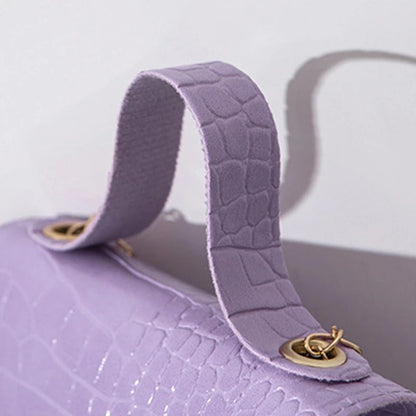 Sophie - stilig crossbody-veske med gullkjederem og stilfull klaff foran