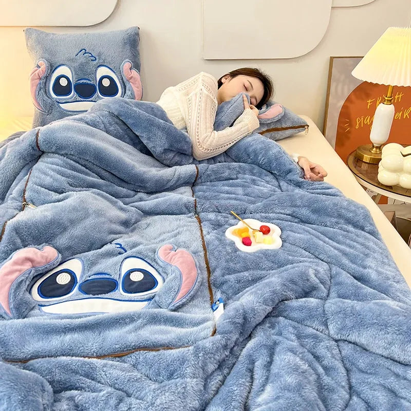 CozyNest – Komfort Plysj Pledd og Putesett med Leken Design
