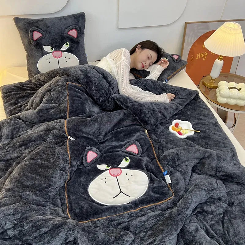CozyNest – Komfort Plysj Pledd og Putesett med Leken Design
