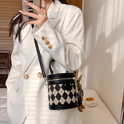 Charlotte - Rundformet håndveske med avtakbar stropp og kanin sjarm