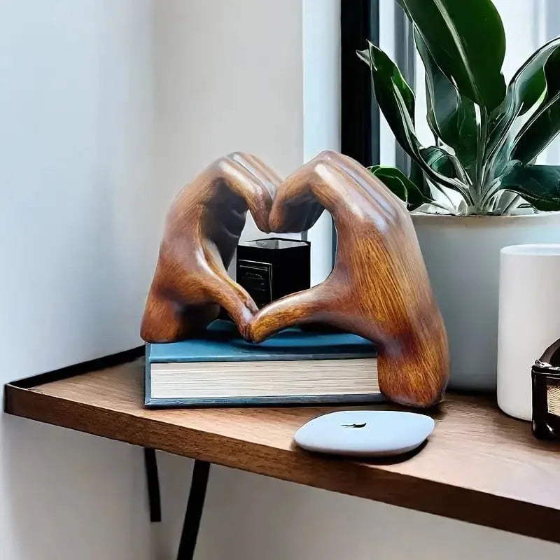 LoveNest - Håndlaget hjertefigur som symboliserer kjærlighet og hengivenhet