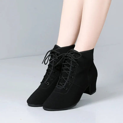 Natalie – Stilige ankelstøvletter med snørelukking og lav blokkhæl