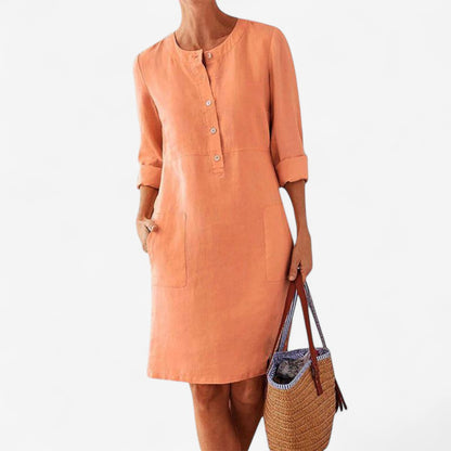 Ingrid - En A-formet kjole med rund hals og lommer