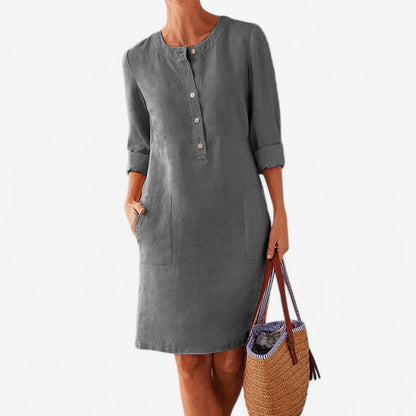 Ingrid - En A-formet kjole med rund hals og lommer