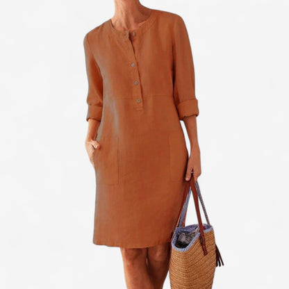 Ingrid - En A-formet kjole med rund hals og lommer