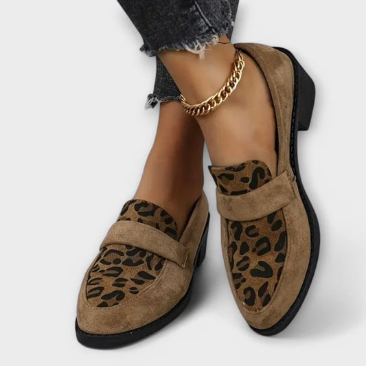 Lola - Loafers med leopardmønster med bred stropp og lav blokkhæl