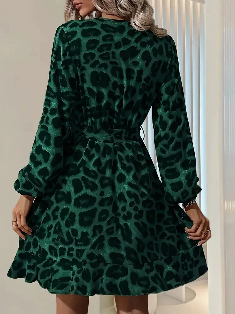Isabella - Omslagskjole med leopardtrykk og volang kant