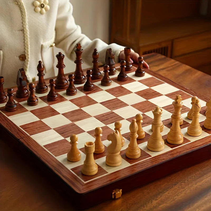 ChessMaster – Elegant klassisk sjakksett med intrikat detaljerte brikker