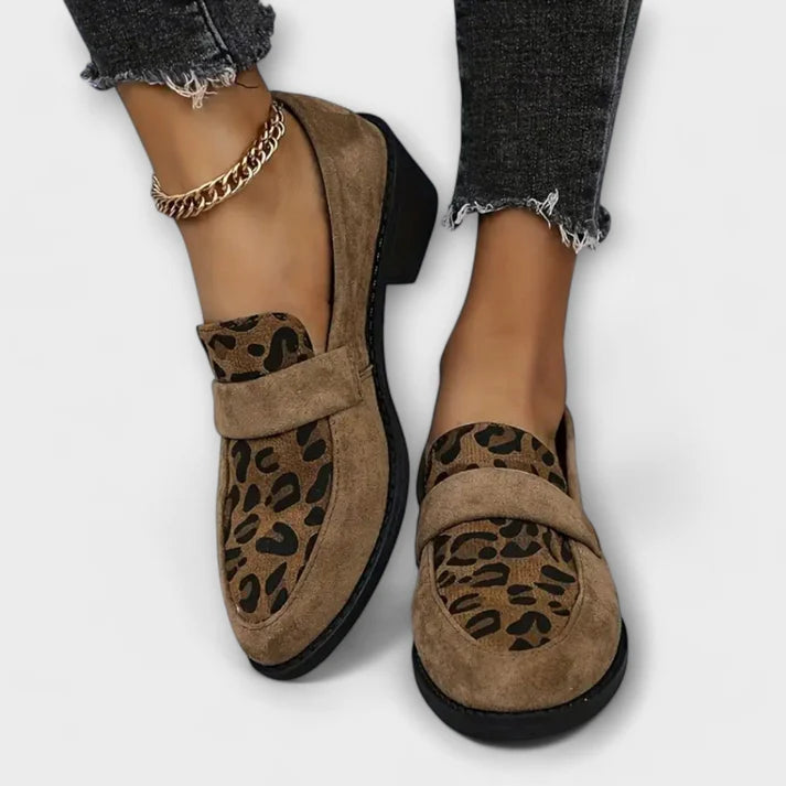 Lola - Loafers med leopardmønster med bred stropp og lav blokkhæl