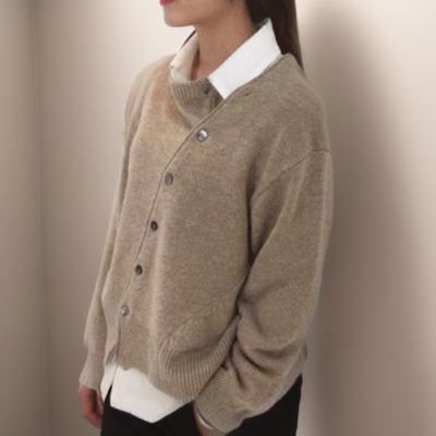 Lena - Knappekofta med asymmetrisk kant og store knapper