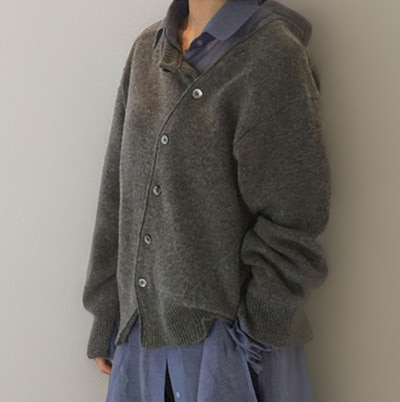 Lena - Knappekofta med asymmetrisk kant og store knapper