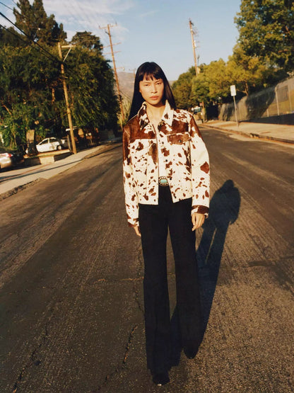 Calla – Jakke med dristig ku-print og klassisk silhuett med lommer