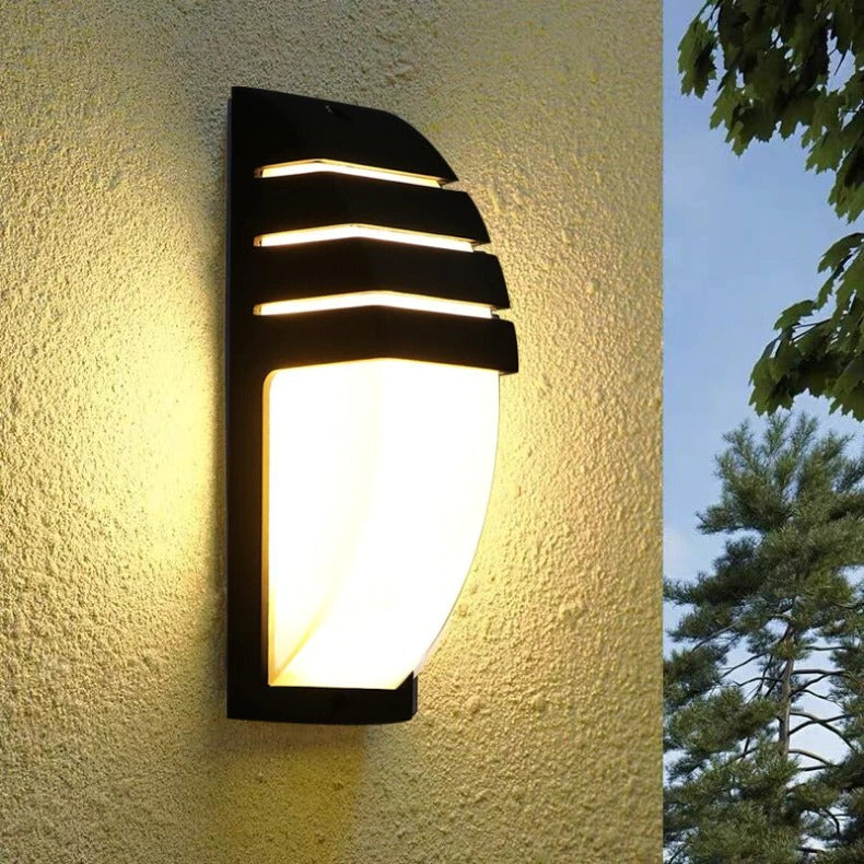 LumeArc - Moderne Utendørs Vegglampe med Elegant Buet Design