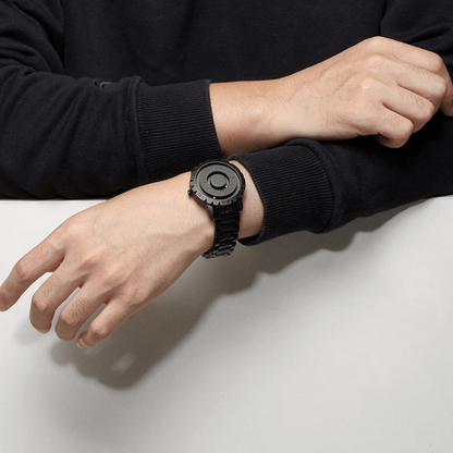 Thomas - Kuleklokke med nyskapende berøringstidsfortelling og sleek design