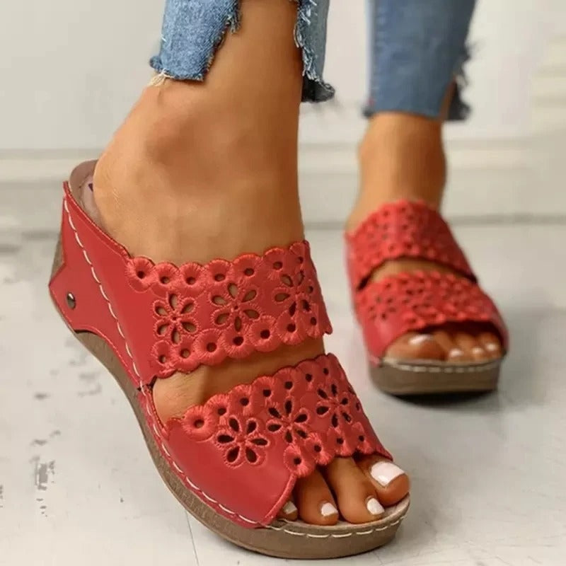Selena - Trendy kilehælsandal med åpen tå og blomsterdetaljer