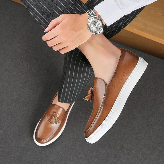 Thomas - Slip-on loafers med duskdetaljer og kontrastfarget hvit såle