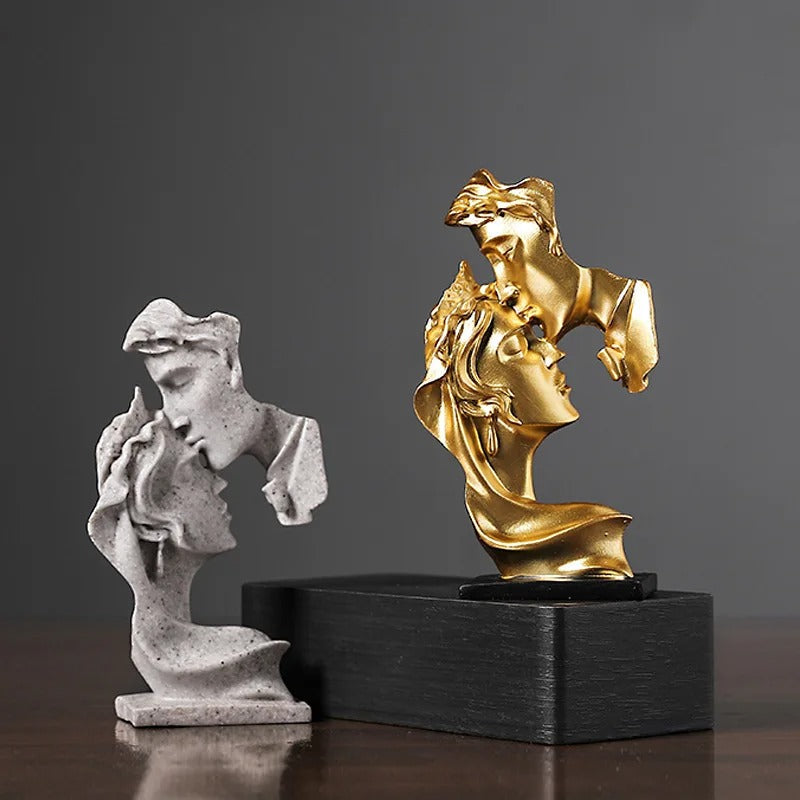 LovePicture - Elegant skulptur av et kyssende par, som symboliserer romantikk