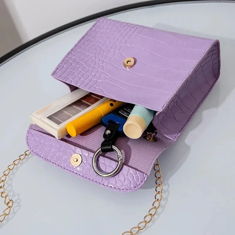 Sophie - stilig crossbody-veske med gullkjederem og stilfull klaff foran