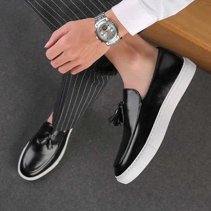 Thomas - Slip-on loafers med duskdetaljer og kontrastfarget hvit såle