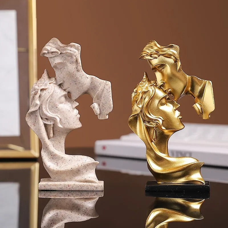 LovePicture - Elegant skulptur av et kyssende par, som symboliserer romantikk