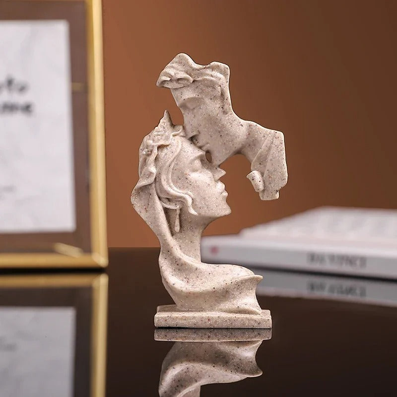 LovePicture - Elegant skulptur av et kyssende par, som symboliserer romantikk